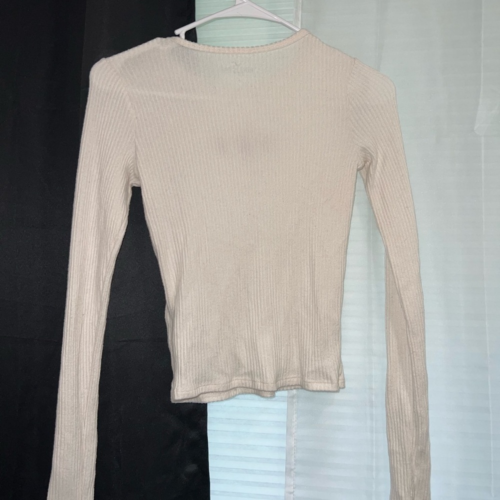 Hollister Cream Long Sleeve Fitted Top with Rose Embroidery Scoop Neck Size XS - Picture 3 of 6